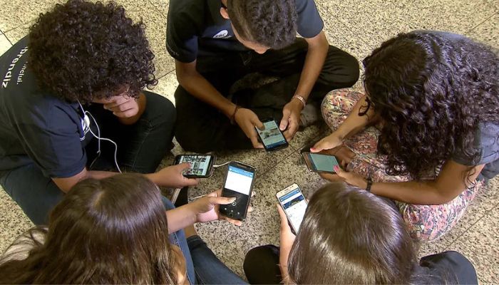  Comissão de Educação aprova projeto que proíbe celular em escolas 